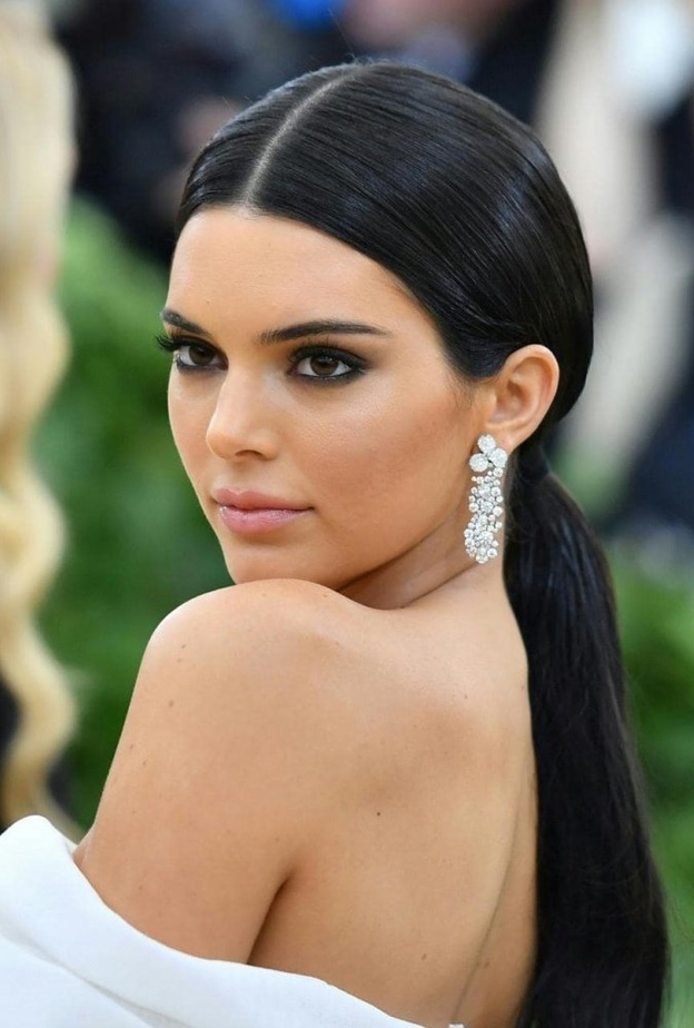 كيندال جينير في حفل المت غالا ترتدي أقراط الماس من تيفاني Tiffany