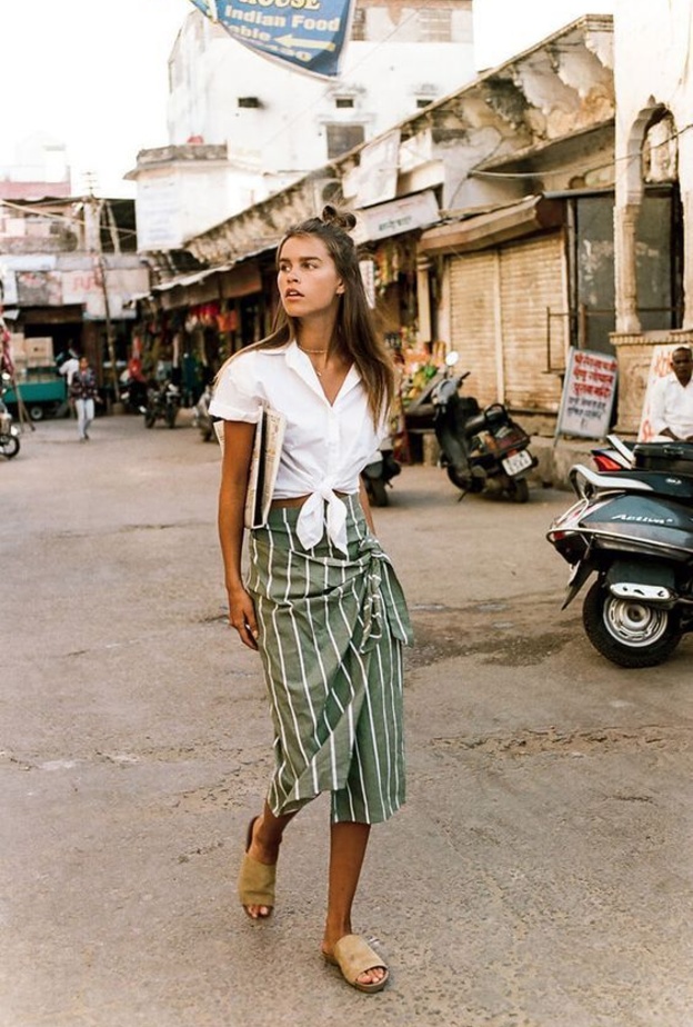 اطلالة صيفيّة ناعمة وجذابة بحذاء وحقيبة من القش.