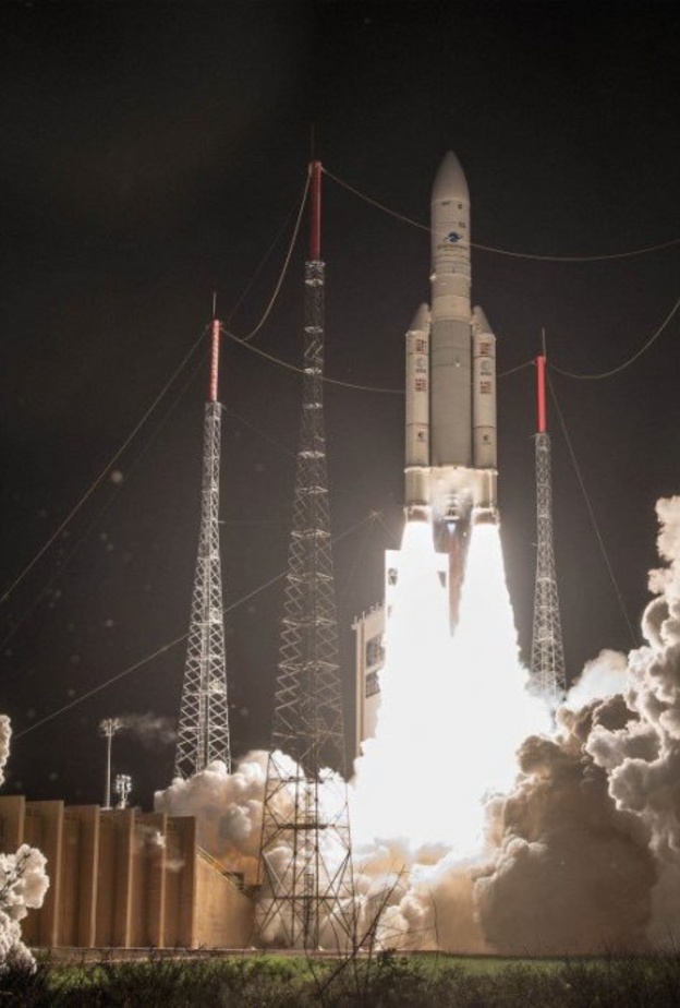 قيادة الإمارات تشيد بنجاح إطلاق القمر الصناعي الياه3