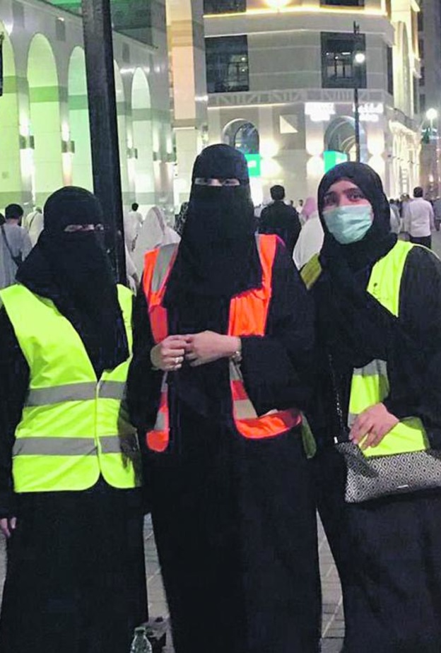 متطوعات يقدمن خدماتهن لزوار المدينة المنورة