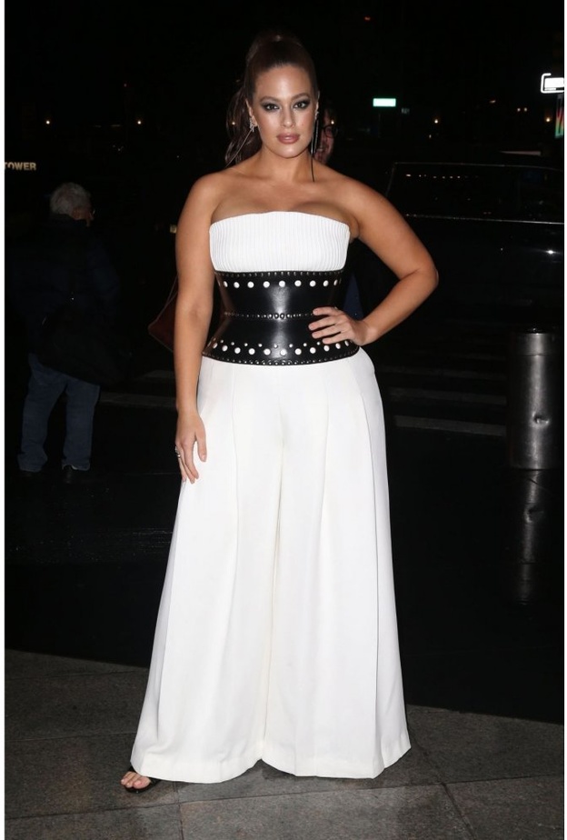  تنسق آشلي غراهام التنانير الميدي بأسلوب أنيق يناسب قوامها الممتلئ