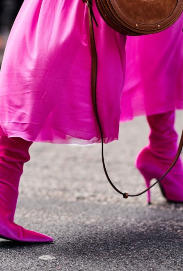 موضة اللون الأبيض من خلال الحذاء والبنطلون