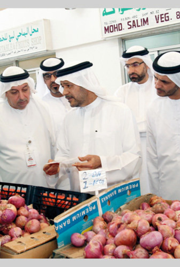 خلال جولة تفتيشية في السوق المركزي بالفجيرة. من المصدر