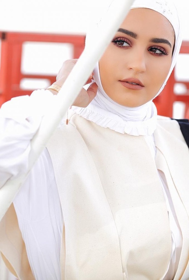 مكياج محجبات ‏ملوّن وجريء بخطى دلال الدوب