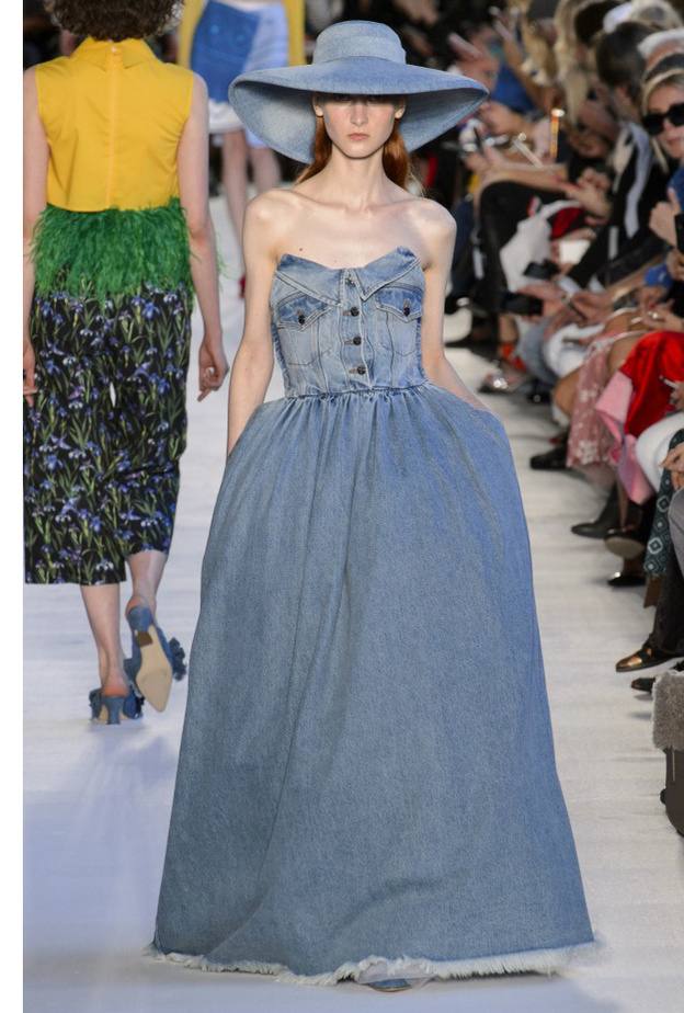 اجمل اشكال فساتين جينز موضة صيف 2018