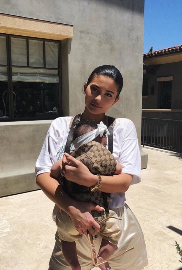 لقطة ظريفة لكيلي جينر مع ابنتها ستورمي خلال احتفالها بعيد ميلاد نورث