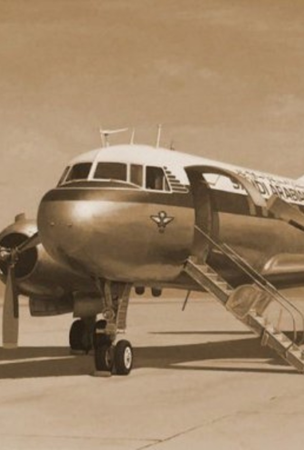 لوحات قديمة ومميزة في مطار الملك عبدالعزيز الدولي بجدة