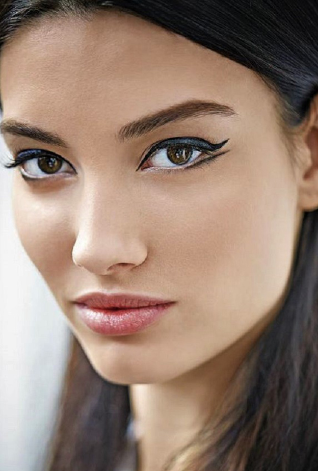 تسمى الرسمة بعيون الباندا لأنها على كلا الجفنين