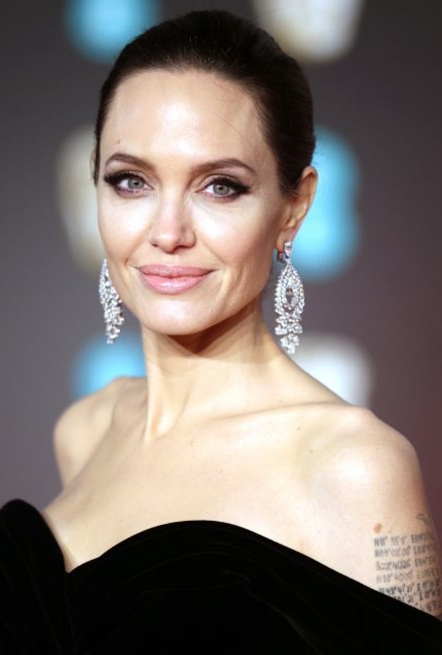 أنجلينا جولي ترتدي أقراط من Robert Procop
