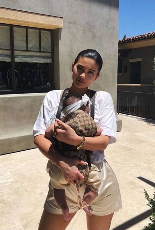 كايلي جينير تعتمد على حمّالة الأطفال من غوتشي Gucci