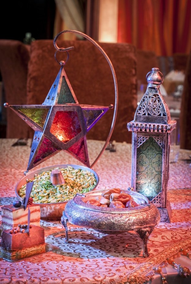 اكسسوارات باللون الذهبي لموائد رمضان بلمسة شرقية