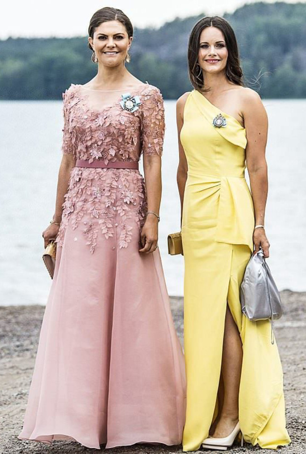  الاميرة صوفيا اعتمدت تصميماً عصرياً وجريئاً باللون الاصفر بقصة الكتف الواحد والشق الجانبي