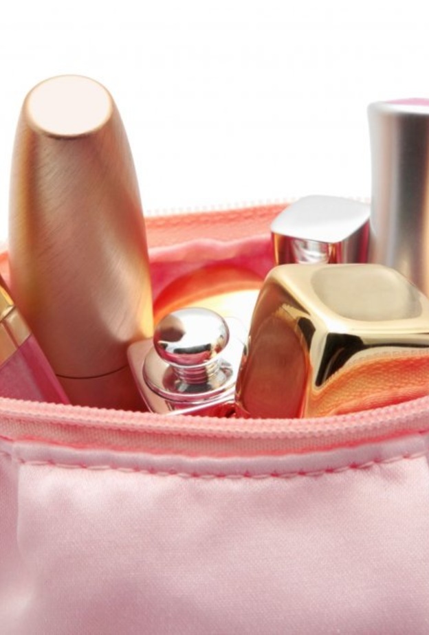 إحتفظي بشنطة ماكياج صغيرة لتعزيز جمالك و الحفاظ على إطلالتك الرائعة يوم الزفاف