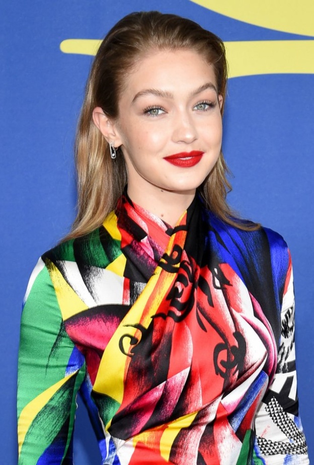 تسريحات شعر ويفي مسحوبة الى الخلف مع IRINA SHAYK