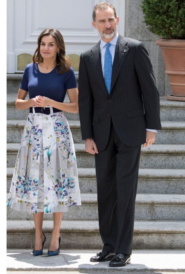  إطلالة ليتيزيا ملكة إسبانيا بتنورة واسع ومزخرفة خلال استقبالها ملك أوكرانيا وعقيلته