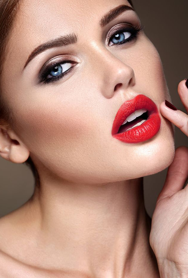 أحمر الشفاه بدرجات الأحمر الناري