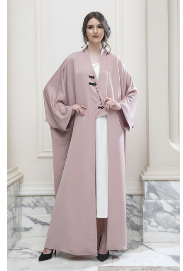 عباية مرهفة وأنيقة مع لمسات من الورود على الأكمام من ضحى الحريري