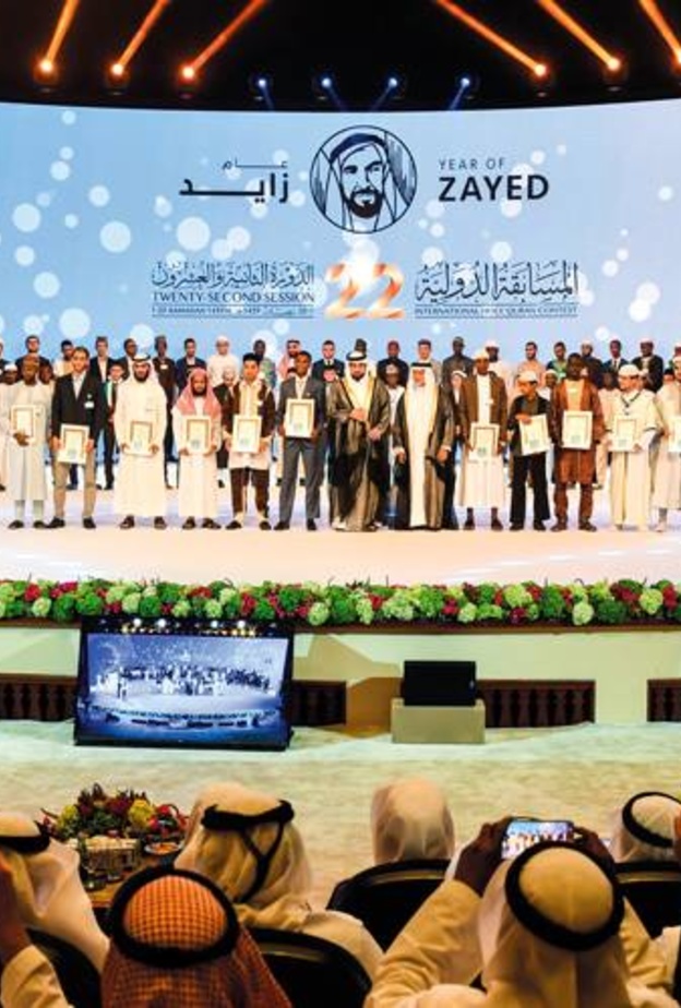 الشيخ أحمد بن محمد بن راشد آل مكتوم يُكرّم الفائزين في "دبي للقرآن"