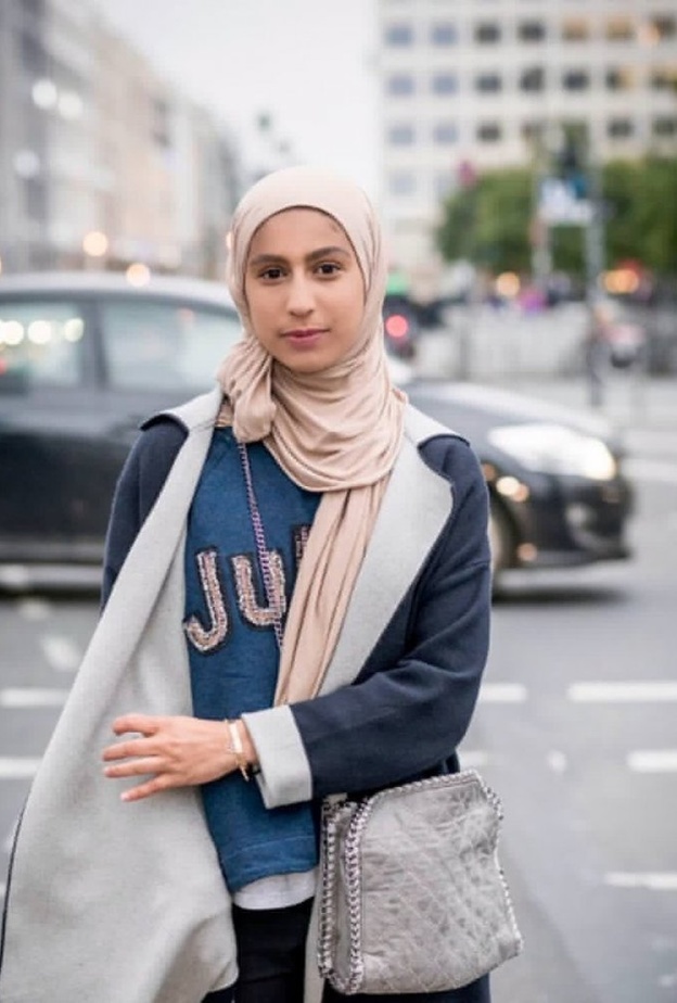 سعوديات يحملن علم المملكة بافتتاحية المونديال في روسيا