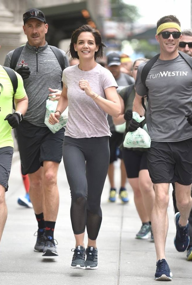 كاتي هولمز خلال مشاركتها في فعالية يوم الركض العالمي في نيويورك