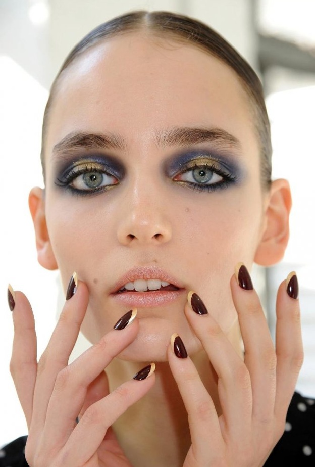 الأظافر البيضاوية تتناسب مع الأصابع القصيرة والعريضة أكثر من الأظافر المربعة