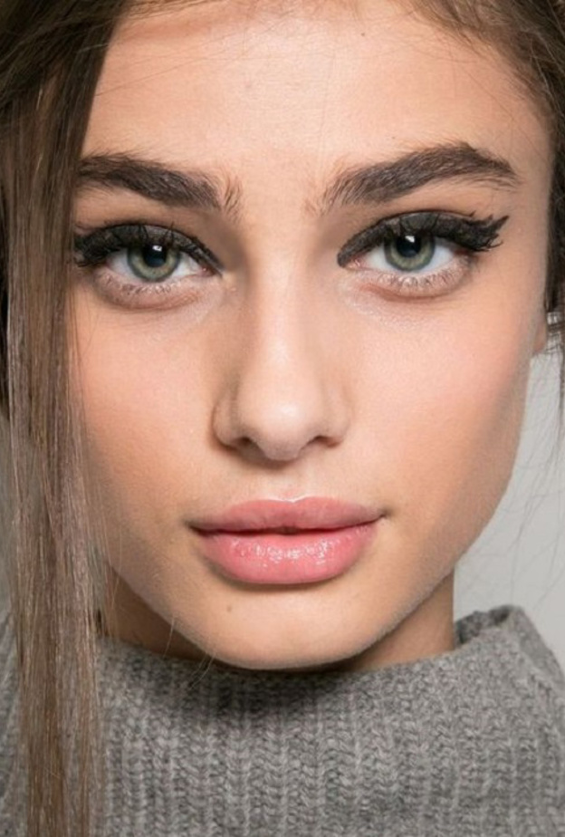 درجة أحمر شفاه طبيعية