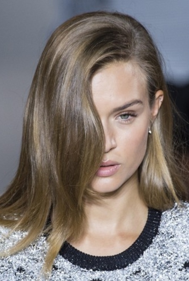 أما ألوان الشعر الأشقر مع الخصل البنية من Julian Macdonald