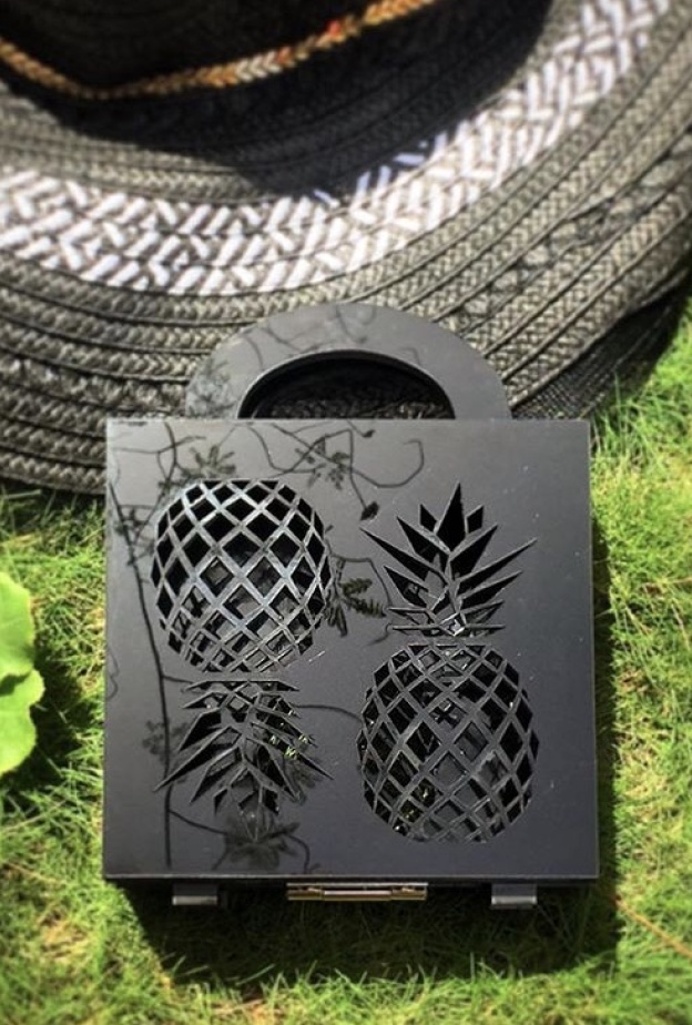 حقيبة كلاتش مربعة بخاصية الحفر