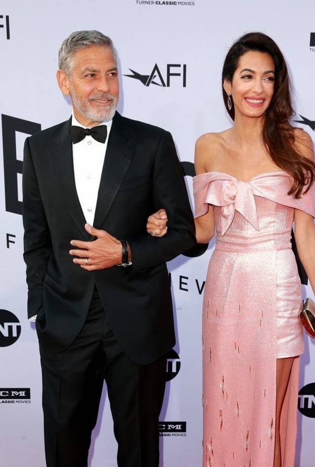  سيندي كروفورد ‏Cindy Crawford‏ بفستان أبيض ملكي مع قصة الكتف الواحد من دار‎ Stella ‎McCartney