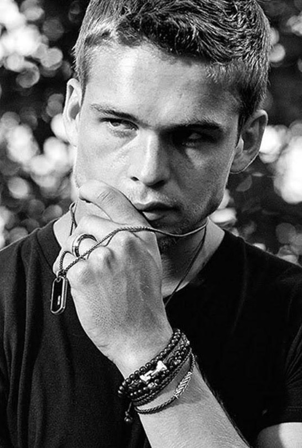  لأصحاب الذوق الكلاسيكي اختر الأساور باللون الأسود