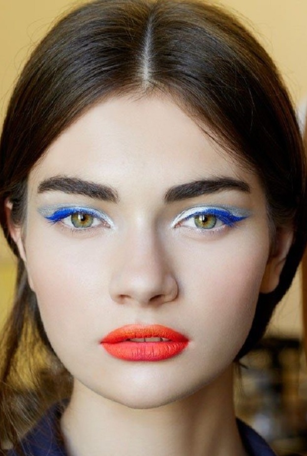  كحل بنفسجي لإطلالة جريئة