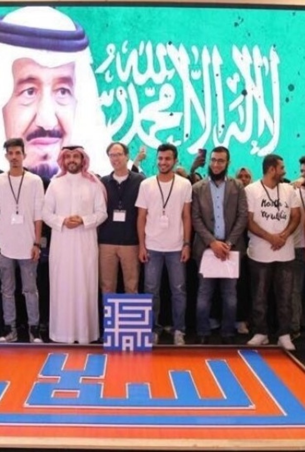 جانب من بناء أكبر لوحة خط كوفي بالعالم