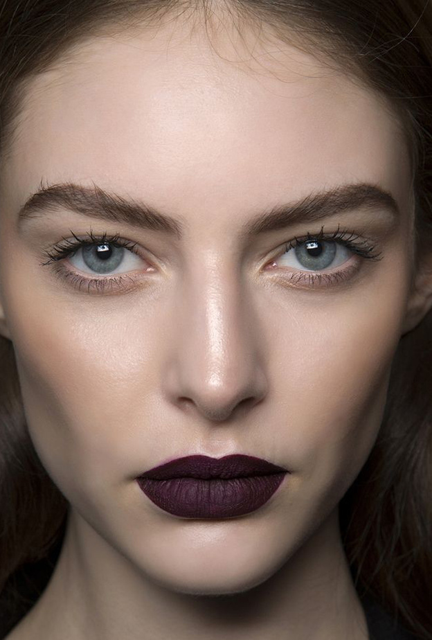 إذا كانت بشرتك قمحية، جربي أحمر الشفاه البنفسجي