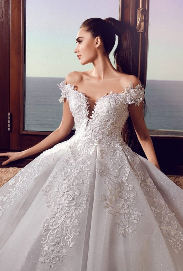 فستان من ايلي صعب