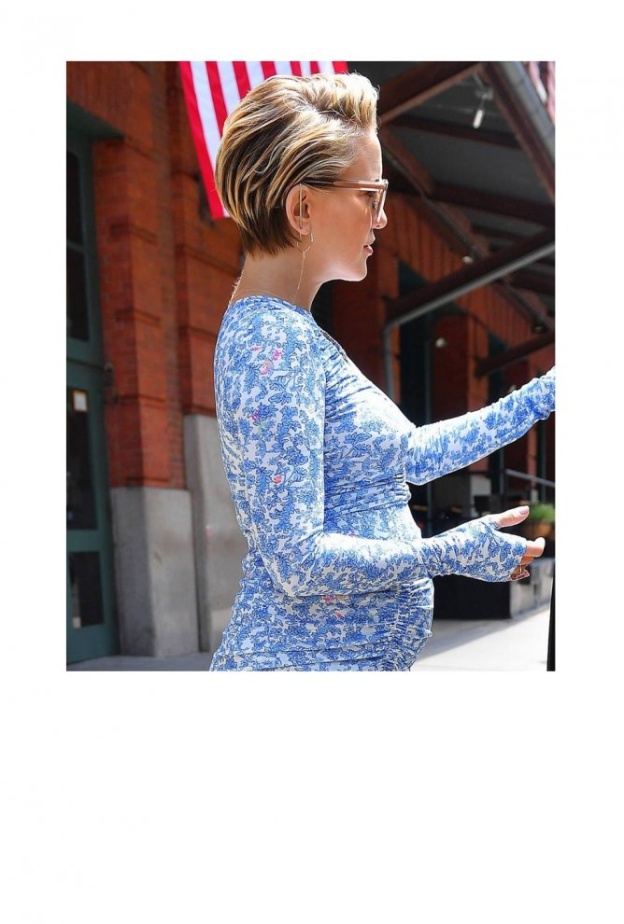 عدسات الكاميرا تلتتقط صورة لكيت هدسون متألقة بفستان أزرق ضيق يبرز حملها خلال مغادرتها الفندق في نيويورك