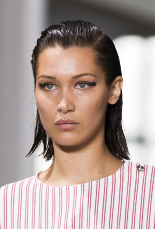 الشعر الكاريه مع الغرة الوسطية والطويلة بأسلوب مالس على طريقة ‏Carolina Herrera