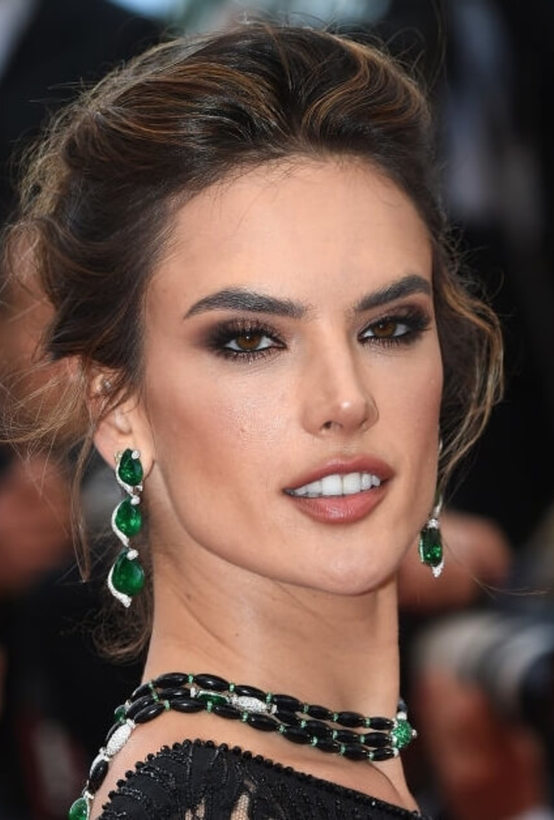  ميلي بوبي براون ترتدي أقراط من ريبوسي Repossi