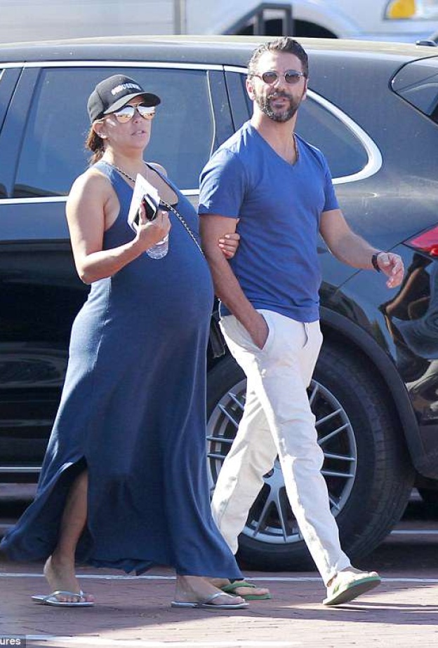 لا زالت إيفا لونجوريا تعد الأيام بانتظار موعد ولادة طفلها الأول