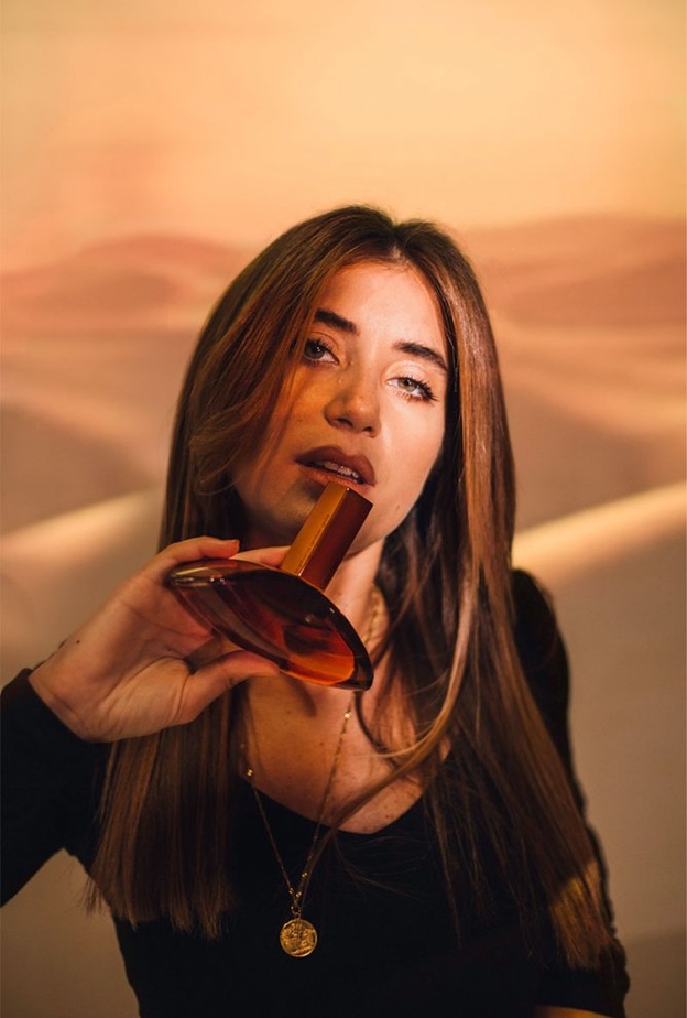  تمتعي بتدفّق دفئ الليالي العربية والشاعرية في رمضان مع عطر euphoria Amber Gold Calvin Klein