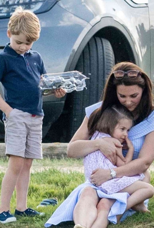 كيت ميدلتون تشارك طفليها اللعب أثناء حضورهم مباراة بولو