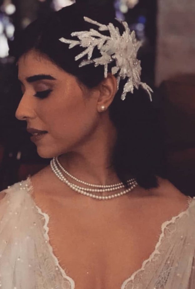 مكياج زهري مع أحمر الشفاه المشرق بأسلوب جولبا