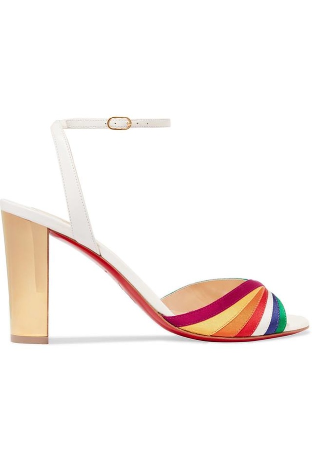 اعتمدي موديلات صنادل بكعوب منخفضة وعريضة هذا الصيف