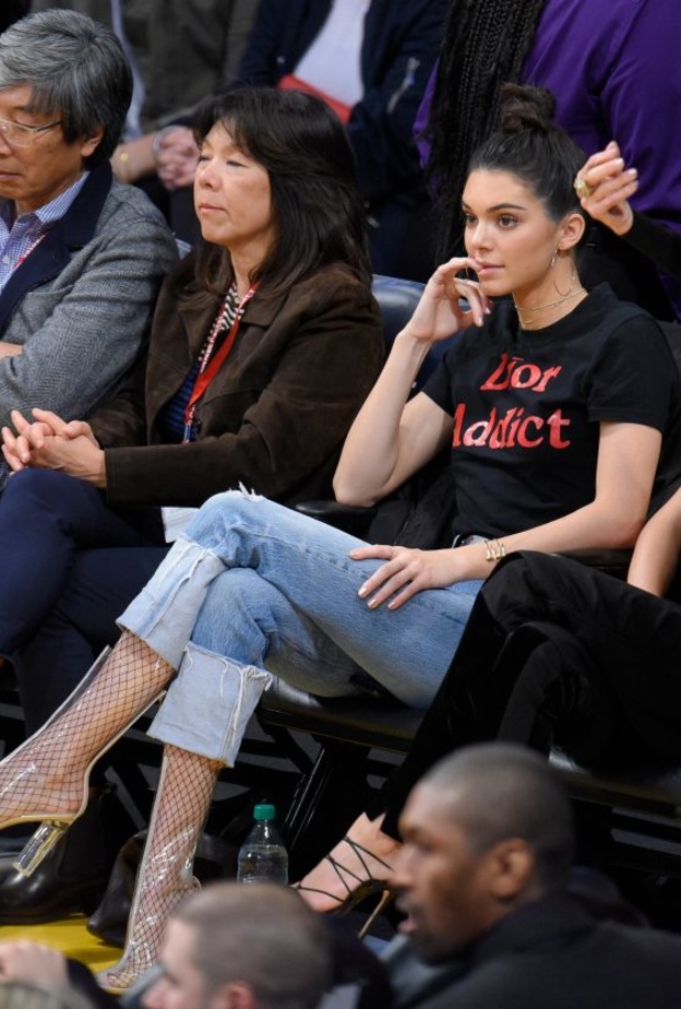 كيندل جينير حوّلت اطلالة من عادية الى انيقة باضافة جزمة من سان لوران