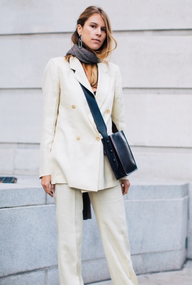  ريهانا نسّقت سروال كولوت مع كروب توب وحذاء مفتوح بكعب عالٍ