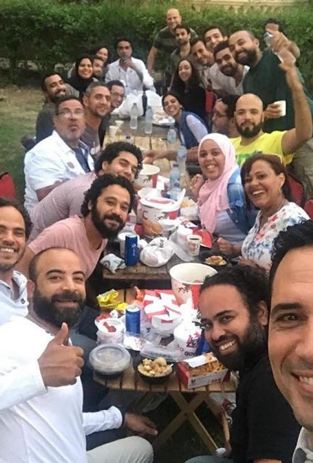 ظافر العابدين بصورة سيلفي خلال إفطار فريق عمل ليالي أوجيني