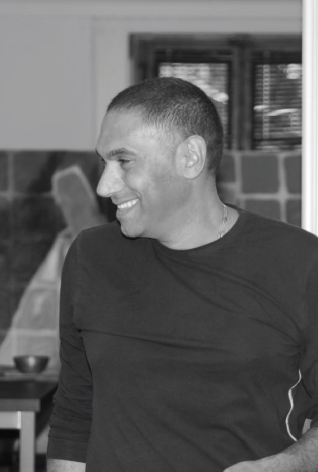 كنبة من تصميم الفنان