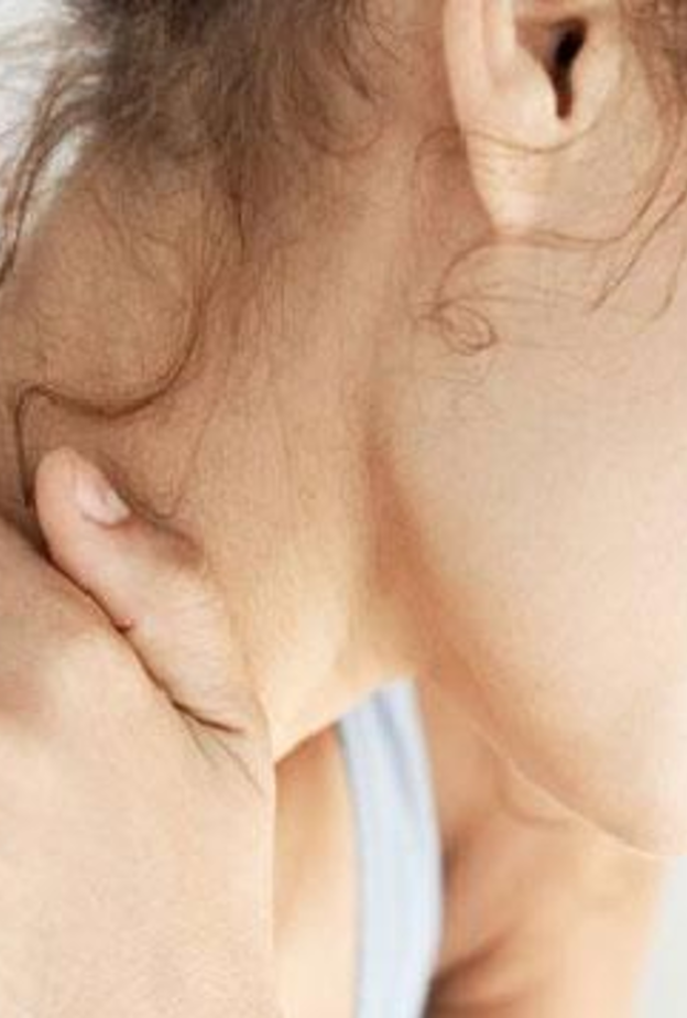 ضغط فقرات الرقبة على الأعصاب يسبب ألم مبرح.