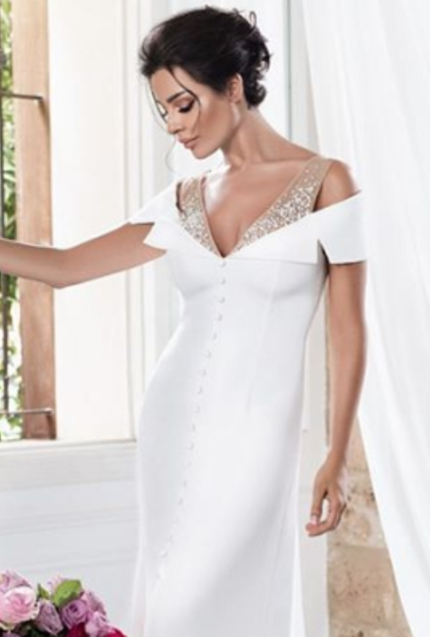 نادين نجيم متألقة في فستان باللون الأبيض