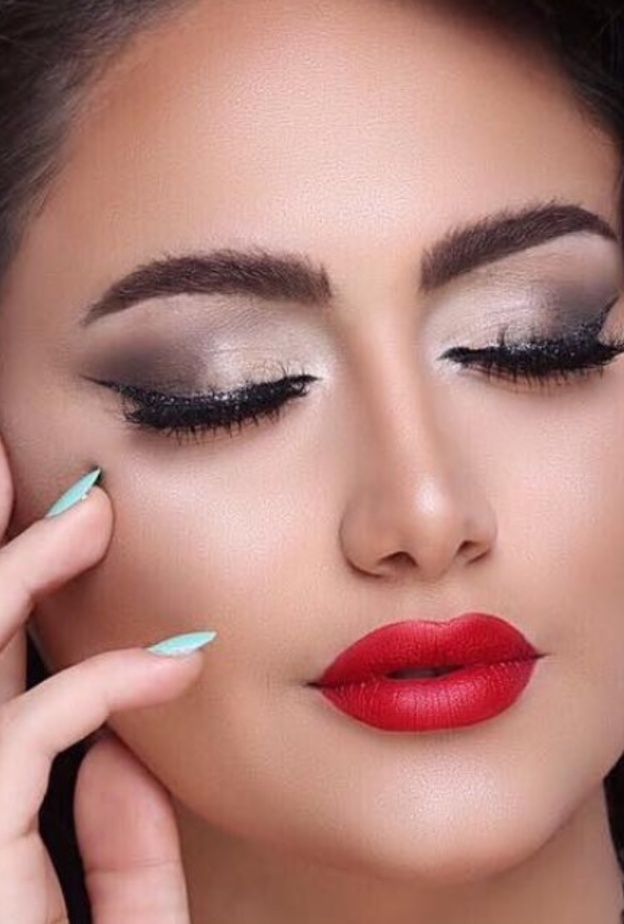 مكياج فضي مع أحمر شفاه جريء