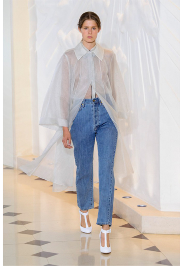 من ايميليا ويكستيد قصّة جينز جميلة وأنثوية